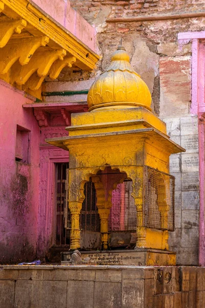 Маленькая Желтая Святыня Дворе Храма Mathura India — стоковое фото