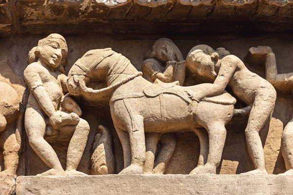 インド カジュラホ寺院の古代彫刻 — ストック写真