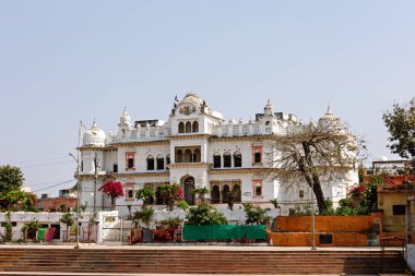 Chitrakoot şehrindeki nehrin yanında büyük bir saray. Hindistan