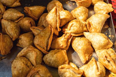 Hint samosası. Hindistan 'ın sokak yemeği.