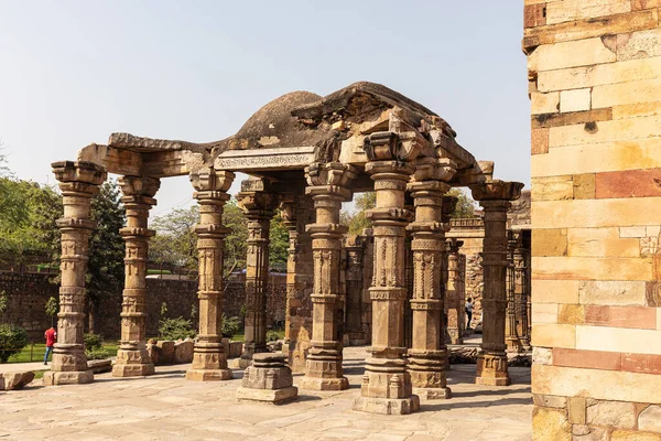 인도의 미나르 델리에 고대의 기둥들 — 스톡 사진