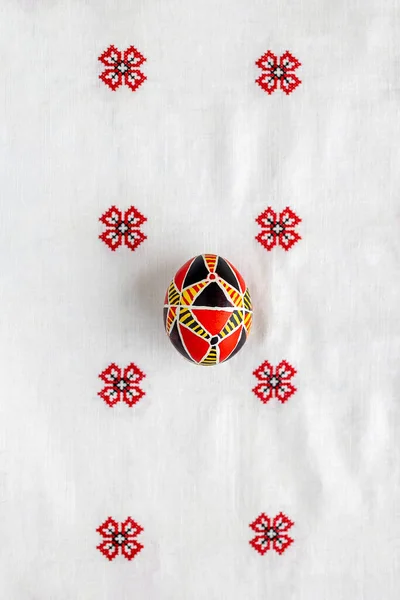 Red Black Egg Geometric Pattern Embroidered Tablecloth Easter Background Postcard — Stock Photo, Image
