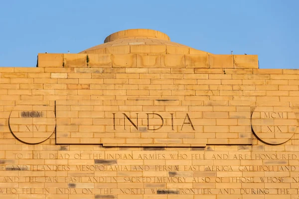 인도라는 단어의 새겨져 있습니다 델리에 기념비인 — 스톡 사진