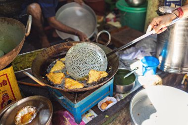 Sokakta yemek pişiren bir adam.