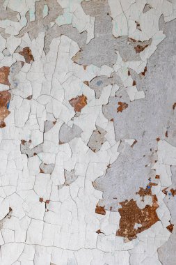 Duvardaki eski boyayı söküyorum. Doku, arkaplan duvarı