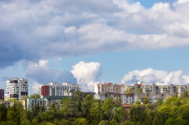 Beyaz bulutlar ve evler ile mavi gökyüzü arka planı. Lviv şehri. Ukrayna