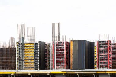 Sütunlardan oluşan bir panel. Bina arkaplanı