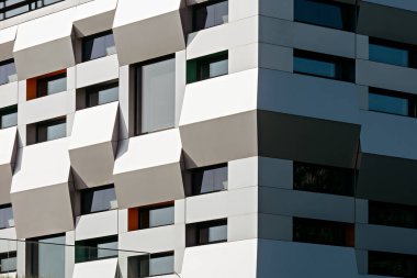 Modern bir evin ön cephesinin arka planı. Ukrayna Mimarisi