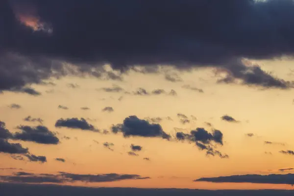 Dramatické Nebe Pozadí Západu Slunce Oblohy Tmavými Mraky Měkké Zaměření — Stock fotografie