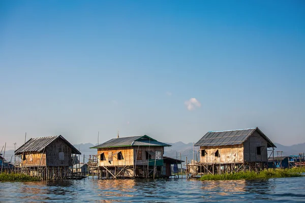 Inle Gölü 'ndeki geleneksel Asya evleri. Myanmar (Burma). 