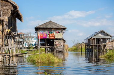 Inle Gölü 'ndeki geleneksel Asya evleri. Myanmar (Burma). 
