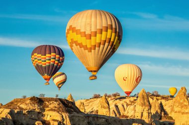 Şafakta Cappadocia 'da balon uçuşu. Türkiye