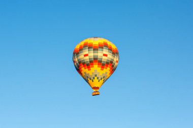 Mavi gökyüzünde sıcak hava balonu. Kapadokya, Türkiye