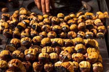 Sokak yemeği. Kızarmış kestane. İstanbul. Türkiye