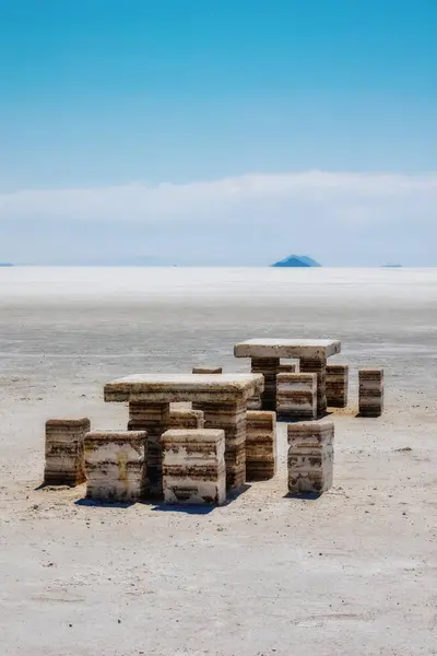 Bolivya, Salar de Uyuni 'deki Kaktüs Adası yakınlarında tuzdan yapılmış masa ve sandalyeler