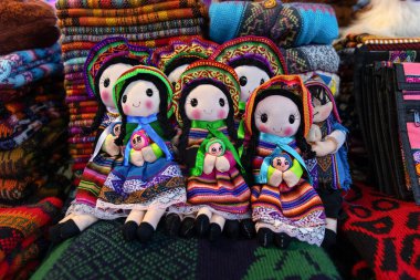 Peru hatıraları. Geleneksel Peru giysileri içindeki bebekler kumaştan dikilmiştir.