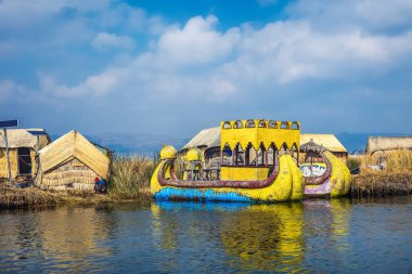 Titicaca Gölü 'ndeki Uros adalarında Reed kayığı. Peru