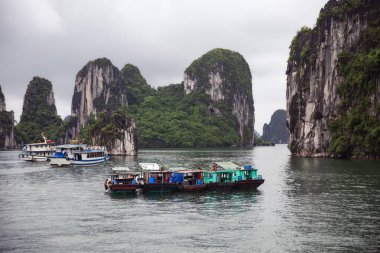 Halong Körfezi 'nin adaları ve kayalıkları görünüyor. Vietnam. Halong Körfezi 'nde turist tekneleri