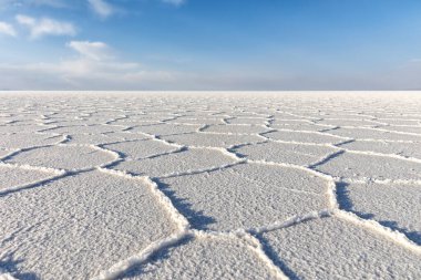 Gölün tuzlu yüzeyi. Salar de Uyuni. Bolivya