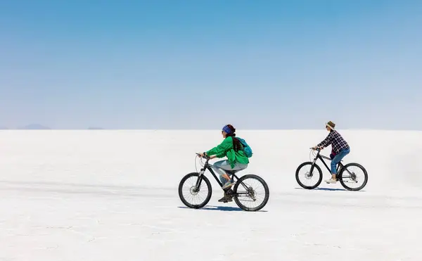 玻利维亚Salar Uyuni盐湖城的游客骑自行车 — 图库照片