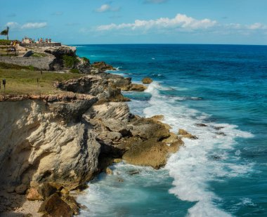 Mujeres Adası 'nın güney tarafındaki kayaların manzarası. Meksika.
