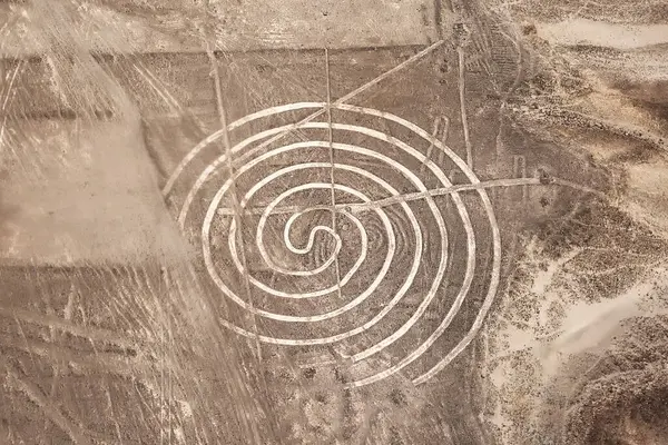 Nazca çölündeki dev spiral geoglifler. Nazca Hattı. Peru. Güney Amerika