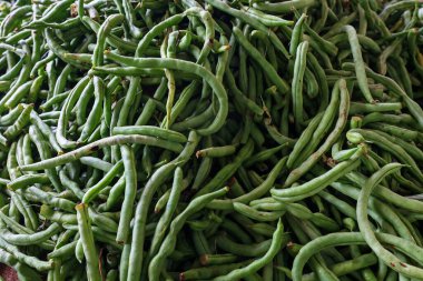 Bir marketteki yeşil fasulye yığınına yakın çekim