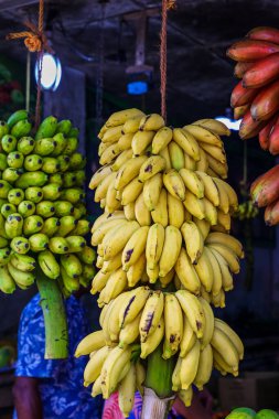 Asya pazarında farklı muz türleri
