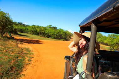 Jipte mutlu bir kız. Lanka Safari..