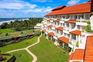 Kırmızı çatılı Taj Bentota Resort & Spa Oteli manzarası