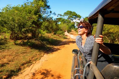 Cipte el kaldıran mutlu bir kadın. Safari Sri Lanka.
