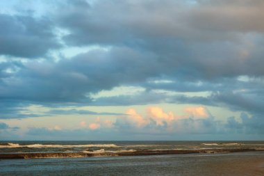 Hint Okyanusu 'nda şafak vakti Sri Lanka adasında. Deniz Burnu