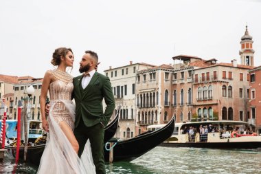 Venedik, İtalya 'da büyüleyici bir düğün çifti