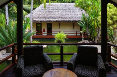 Lüks bir bungalovun rahatlatıcı manzarası. Sessiz tropikal tatil