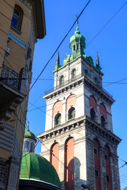 Lviv, Ukrayna 'daki çan kulesinin çarpıcı manzarası. Kornyakta Kulesi, Varsayım Kilisesi 'nin bir parçası.