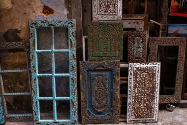 Sanatsal olarak oyulmuş ahşap çerçeveler ve pencere panelleri. Tanzanya, Zanzibar, Taş Şehri
