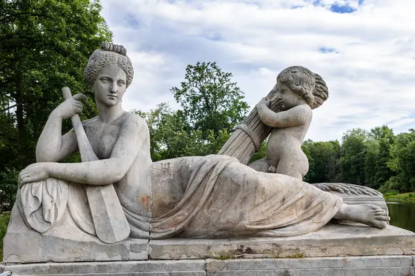 Polonya 'nın Varşova kentindeki Lazienki Parkı' nda bulunan Kraliyet Sarayı 'nın (Su üzerindeki Saray) heykeli