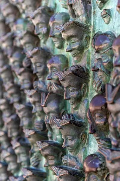 Okumayı destekleyen heykel, La Rochelle, Charente-Maritime, Fransa, Avrupa.