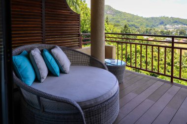 Gündüz yatağı ve manzaralı dağ manzaralı lüks balkon.