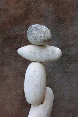 Dengeli Beyaz ve Gri Kayalar