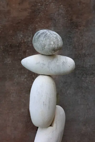 Dengeli Beyaz ve Gri Kayalar