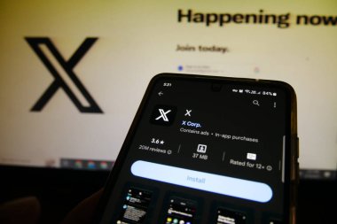 Palembang, Endonezya, 24 Ağustos 2024: X twitter yeni logosu. Android akıllı telefon oyun mağazasının X uygulaması indirme sayfası.