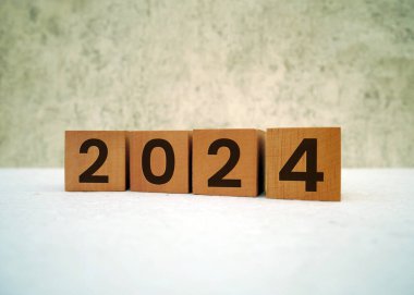 2024 Mutlu Yıllar arkaplan afişi. Beyaz zemin üzerine yığılmış tahta küp blokları ve kopyalama alanı. Hoş geldiniz, Mutlu Noeller ve 2024 yılının kutlu olsun..