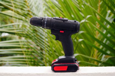 Kablosuz matkap, taşınabilir matkap, matkap ucu doğa arka planında