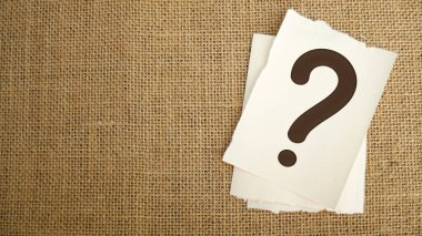 Çuvaldaki soru işareti yığını. Karışıklık, soru veya çözüm kavramı.