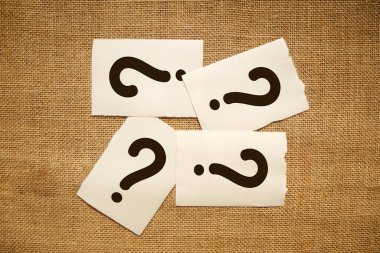 Çuvaldaki soru işareti yığını. Karışıklık, soru veya çözüm kavramı.