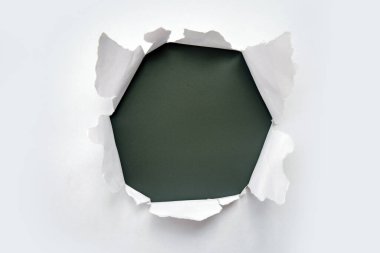 Renk arkaplanının ortasında büyük bir kağıt deliği. Reklam içeriği tanıtımınızı ya da metin bilgilerinizi eklemek için boş alan. Reklam promosyonunuz için kavram.