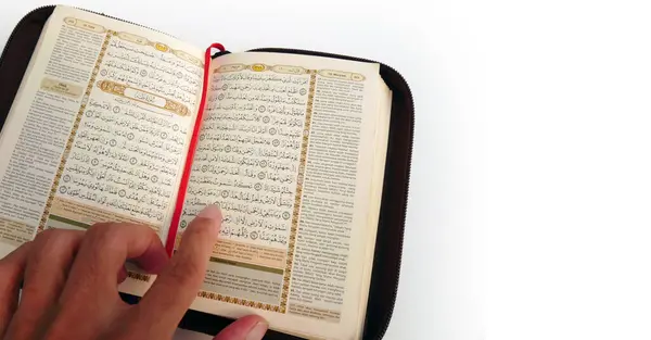 Mano Dell Uomo Musulmano Che Legge Libro Sacro Corano Tavolo — Foto Stock