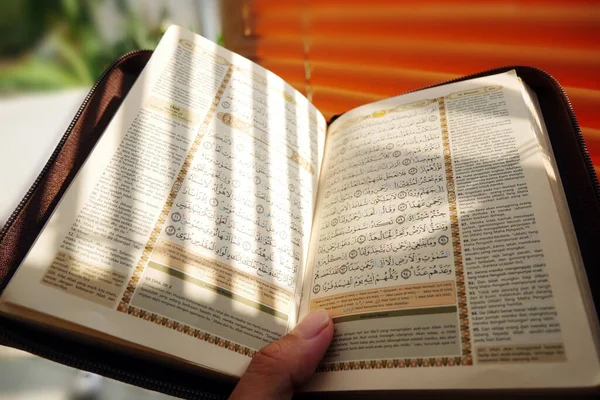 Рука Мусульманина Читает Священную Книгу Аль Коран Белом Столе Время — стоковое фото