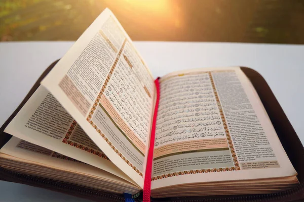 Mano Del Musulmán Leyendo Libro Sagrado Corán Una Mesa Blanca —  Fotos de Stock